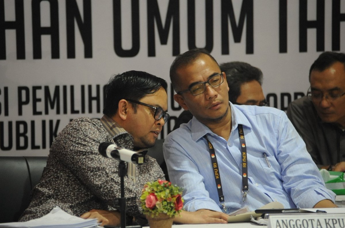 Saya bersaksi Mas Viryan orang baik.

Mas Viryan ini anggota KPU yg bekerja gigih, pekerja keras dan bekerja hingga tuntas.
Mas Viryan mengampu divisi data pemilih, karena itu semboyan yg paling kita ingat adalah "detail by name by address".

Semoga husnul khatimah. Alfaatihah...