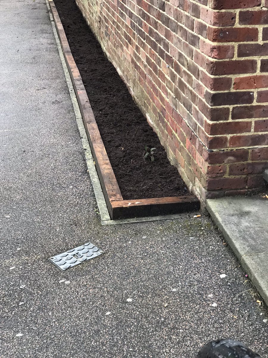 AitkinHazel's tweet photo. A #communitypayback team from @KSSPS_CP #Maidstone working in partnership with #maidstonetaskforce (amongst other things) made a raised flower bed from reclaimed wood at the youth and community centre #Shepway π #givingback #probationworks https://t.co/TY0hC10CSA