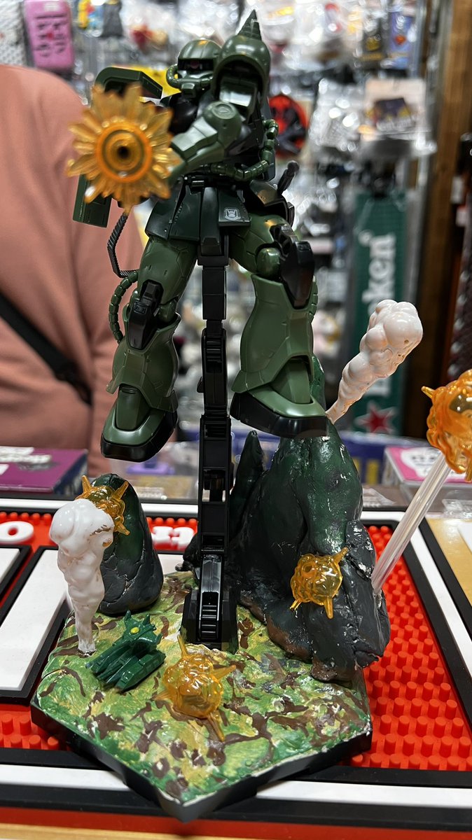 shop_pantaloons's tweet image. オープンした時から当店に模型を買いに来てくれていた､大人しくて弟思いのプラモ少年(12)が完成品を持ってきてくれたので早速飾ることに！
オーナーがあげた自前の余剰ジオラマの砂利やら木やらも使ってくれてオーナー大喜び！！
 #ショップザパンタロンズ  #プラモデル  #寺田町  #源ケ橋商店街