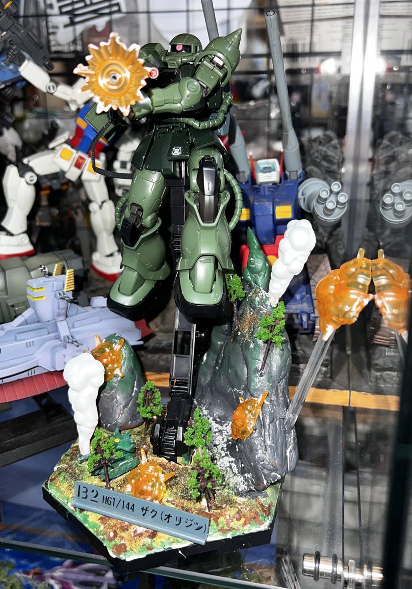 shop_pantaloons's tweet image. オープンした時から当店に模型を買いに来てくれていた､大人しくて弟思いのプラモ少年(12)が完成品を持ってきてくれたので早速飾ることに！
オーナーがあげた自前の余剰ジオラマの砂利やら木やらも使ってくれてオーナー大喜び！！
 #ショップザパンタロンズ  #プラモデル  #寺田町  #源ケ橋商店街