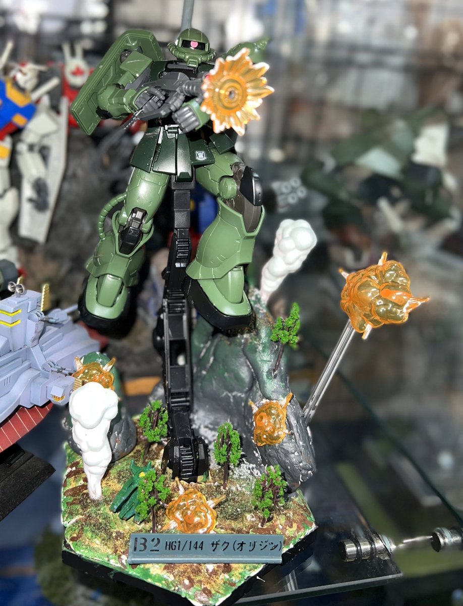 shop_pantaloons's tweet image. オープンした時から当店に模型を買いに来てくれていた､大人しくて弟思いのプラモ少年(12)が完成品を持ってきてくれたので早速飾ることに！
オーナーがあげた自前の余剰ジオラマの砂利やら木やらも使ってくれてオーナー大喜び！！
 #ショップザパンタロンズ  #プラモデル  #寺田町  #源ケ橋商店街