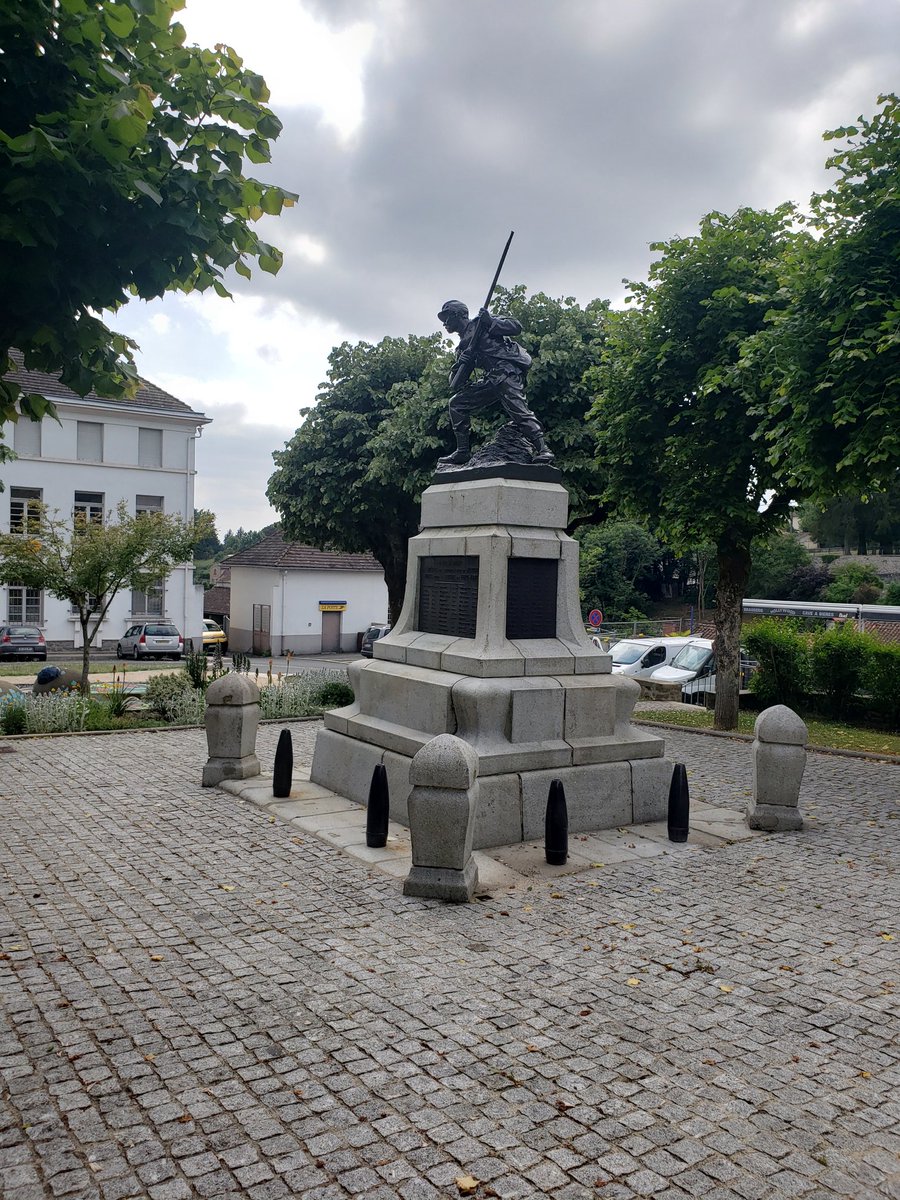 NancyN3ll's tweet photo. Les coquelicots de Nontron, or poppies of Nontron. This small town has 3 war memorials inscribed with names from the Franco-Prussian war and two World Wars particularly la Résistance operating out of caves across the region. 

#1GM #WW1 #2GM #WW2 #Dordogne #Histoire #Patrimoine https://t.co/6NMyFHO51F