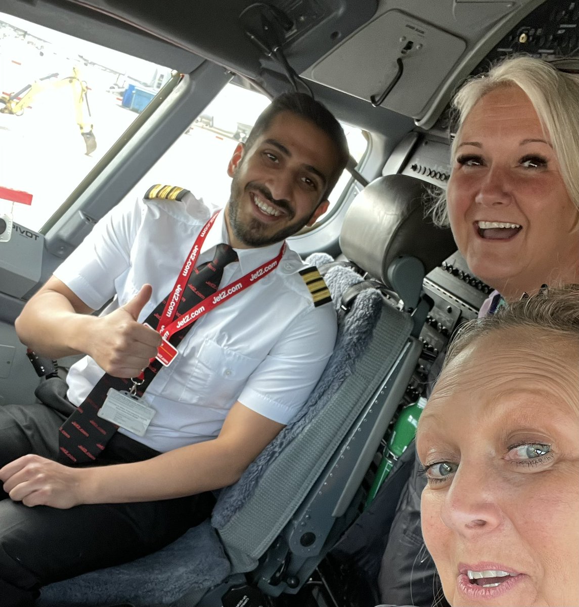 LisaSCx's tweet image. Flight slightly delayed so I’m now captain 🤣 thanks @jet2tweets