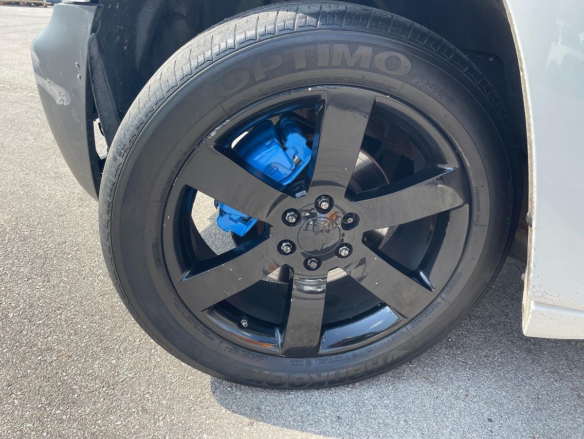 TUX_Detailing's tweet photo. Gloss blueberry calipers done 💙 https://t.co/IIE312ywd4
