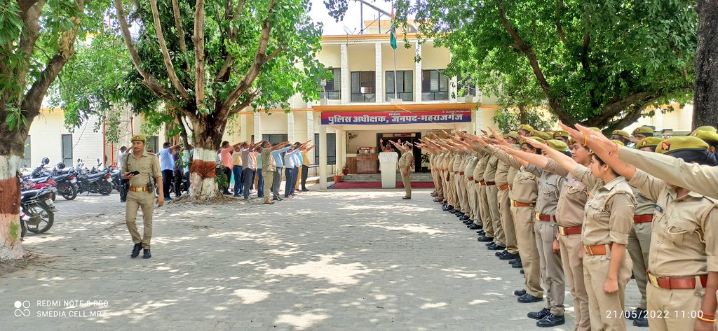 maharajganjpol's tweet photo. #SP_OFFICE पर सोशल डिस्टेंसिग का पालन करते हुए पुलिस कार्यालय में कार्यरत समस्त पुलिसकर्मियों को क्षेत्राधिकारी सदर द्वारा #आंतक_विरोधी_दिवस पर सामाजिक सद्भाव तथा सूझबूझ कायम रखते हुए #मानव_जीवन_मूल्यों को खतरा पहुंचाने वाली #विघटनकारी शक्तियों से लड़ने की शपथ दिलाई गई। https://t.co/6M7127YAKI