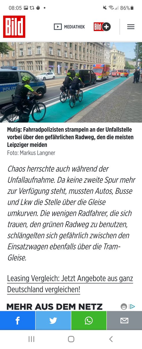 Der Radweg (!) fordert erste Opfer! Er - und nicht der T6 - hat 2 Menschen angefahren. 

Fahrradpolizisten die dort fahren sind "mutig". 

Rettungswagen "blockieren" die einzig verbliebene Fahrspur.