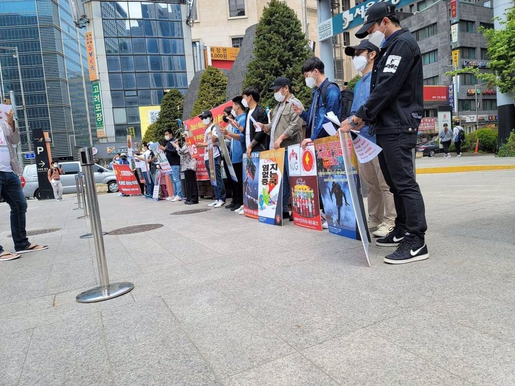 ChanEiPhyo1's tweet photo. Pro-democracy people in Korea led a protest movement in front of the Chinese Embassy in Seoul, South Korea to protest against the Military Junta. #2022May21Coup #Chevron_StopSponsoringJunta #KeepInEscrowAccount #WhatsHappeningInMyanmar https://t.co/s26xcl4tGn
