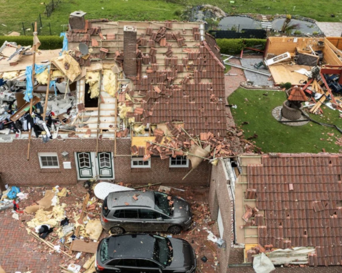 LukaVestergaard's tweet photo. Natten till lördagen:
Bild 1: @Klimatalliansen varnar för extremväder i Skövde. #Alarm #KA
Bild 2: Extremväder i Tyskland då tornado orsakar enorm förstörelse!
NU måste vi fatta allvaret! #svpol #Val2022 #Klimatval https://t.co/uevhCcdsrw