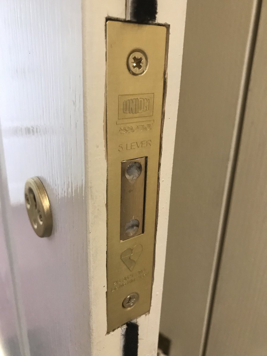 Countylocksmit1's tweet photo. Full installation of a 5 lever bs3621 dead lock in #rayleigh #countylocks.co.Uk 07899984204 https://t.co/n4Mt2XMJix