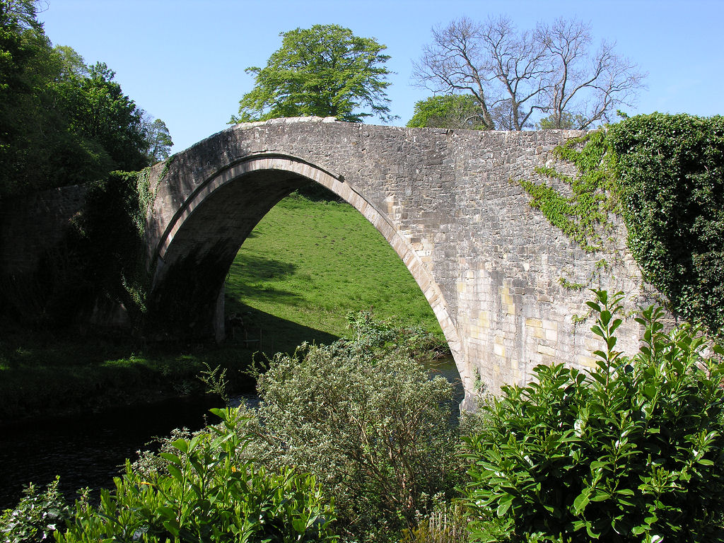UndisScot's tweet photo. Brig o' Doon in Alloway, Ayrshire, believed to have been built in the 1400s. It was made famous as the site of Tam o' Shanter's desperate flight from a witch in the poem by Robert Burns. More pics and info: https://t.co/oWlWiV7jg9 https://t.co/qPVSgcaHM7