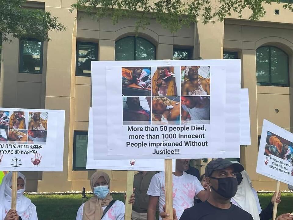 አሜሪካ የሚገኙ ወገኖቻችን "የጎንደር ሙስሊም ሆይ ደምህ ደማችን ነው!" በማለት ኢትዮጵያ ኢምባሲ ፊትለፊት ድምፃቸውን አሰምተዋል..