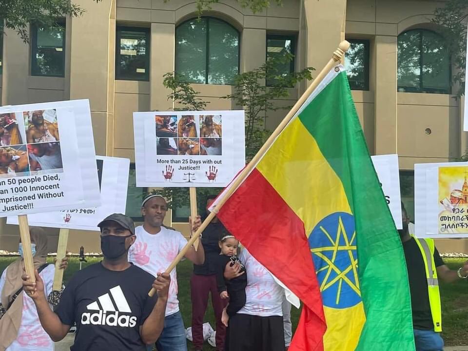 Samiya72880743's tweet photo. አሜሪካ የሚገኙ ወገኖቻችን "የጎንደር ሙስሊም ሆይ ደምህ ደማችን ነው!" በማለት ኢትዮጵያ ኢምባሲ ፊትለፊት ድምፃቸውን አሰምተዋል.. https://t.co/YVUSWjMv9v