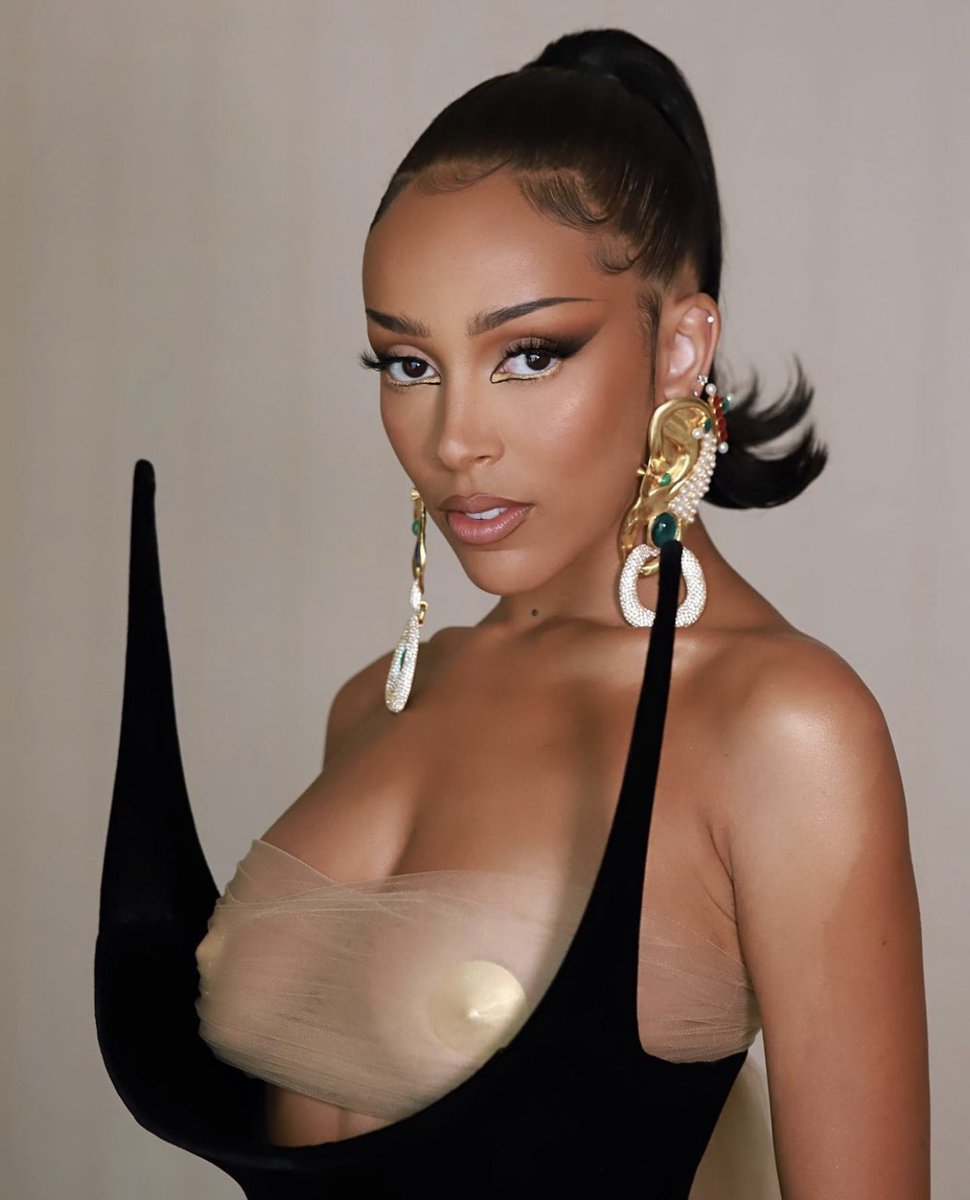 moviesmusic_th_'s tweet image. Doja Cat จำเป็นต้องผ่าตัดทอนซิลด่วนหลังจากที่ทอนซิลอักเสบและอาการหนักขึ้น เธอต้องใช้เวลาพักฟื้นนานพอสมควรเธอจึงจำเป็นต้องยกเลิกการแสดงทั้งหมดที่เฟสติวัลต่างๆช่วงซัมเมอร์และต้องถอนตัวออกจากทัวร์ของ The Weeknd ด้วย เธอรู้สึกแย่มากแต่ก็รอไม่ไหวที่จะกลับไปทำเพลงใหม่ๆให้พวกเรา