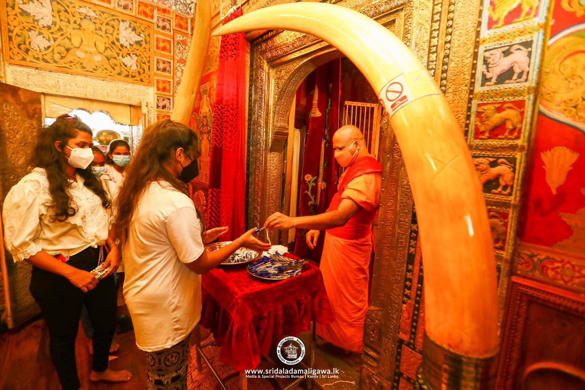 SriDalada's tweet photo. A special opportunity has been provided for the children who are sitting for the G.C.E. Ordinary Level Examination this year to worship and receive blessings at the temple of the Sacred Tooth Relic. #SriDaladaMaligawa #Lka #OrdinaryLevelExam https://t.co/xfl0HcwE28