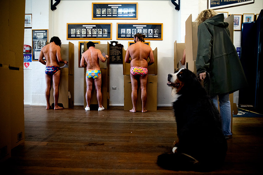 Fabulous <a href="/EdwinaPickles/">Edwina Pickles</a> photo of Australians voting in Bondi #AusVotes22