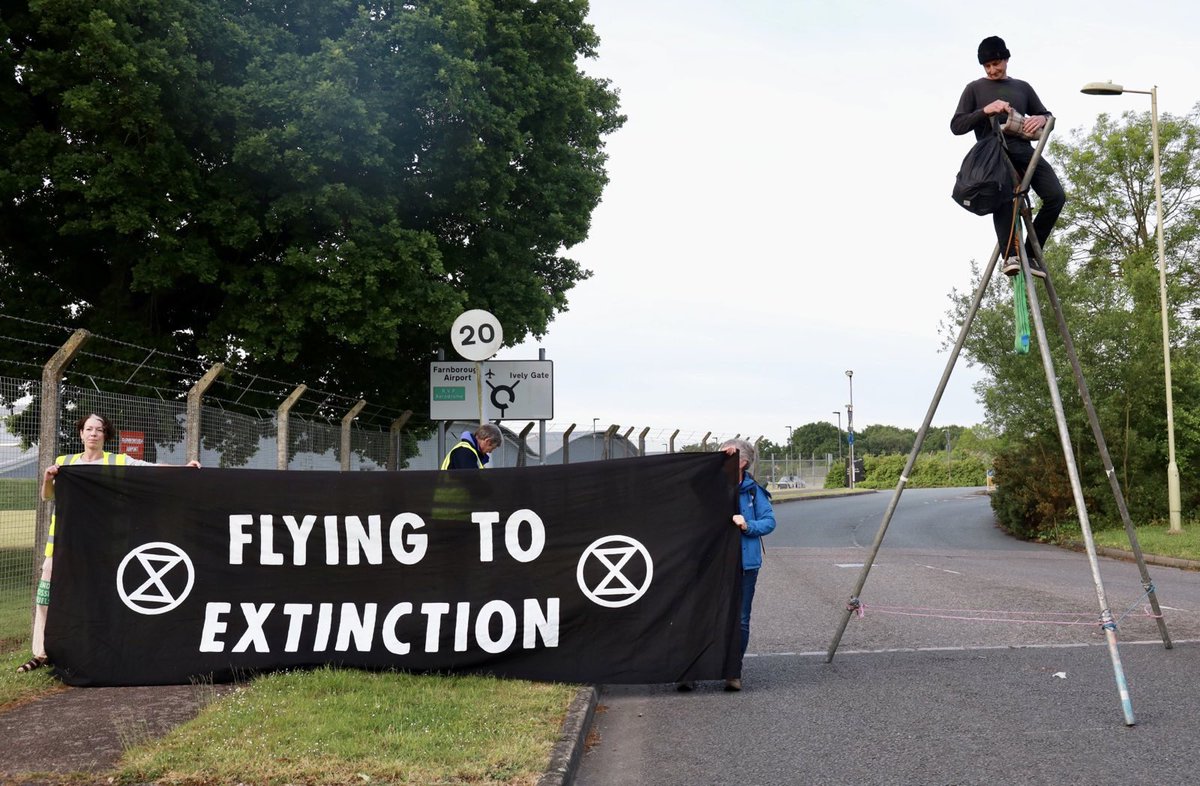 BREAKING! #ExtinctionRebellion barricades are going up at the UK's largest private airport near #London
The Government must #StopPrivateFlightsNow because flying is the fastest way to burn fossil fuels and fry the planet - it's #FlyingToExtinction
<a href="/ExtinctionR/">Extinction Rebellion Global</a> <a href="/BorisJohnson/">Boris Johnson</a>