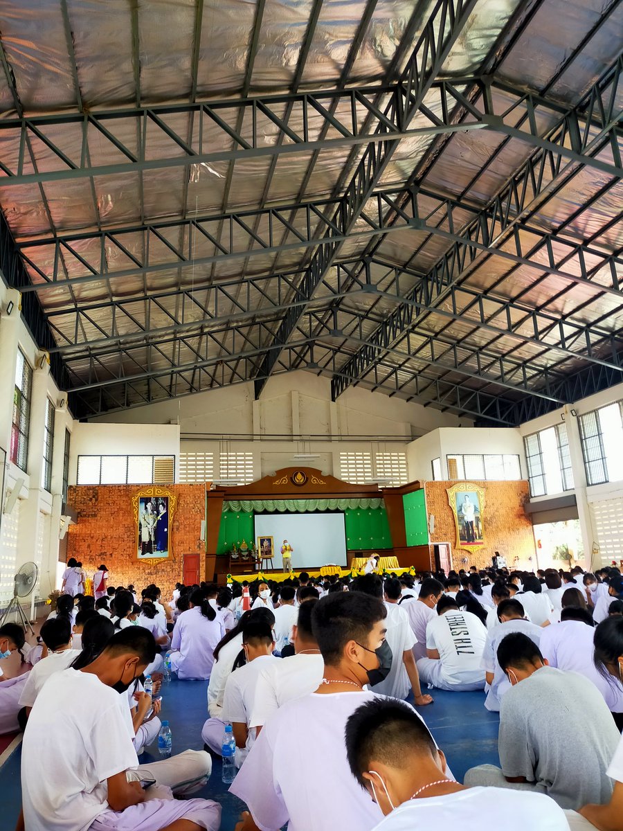 hw5ho's tweet photo. เครจ้าสลิ่มเเบบสบัดเลอ #โรงเรียนชื่อดังย่านมหานครดอกบัว https://t.co/CoJnUmQVag