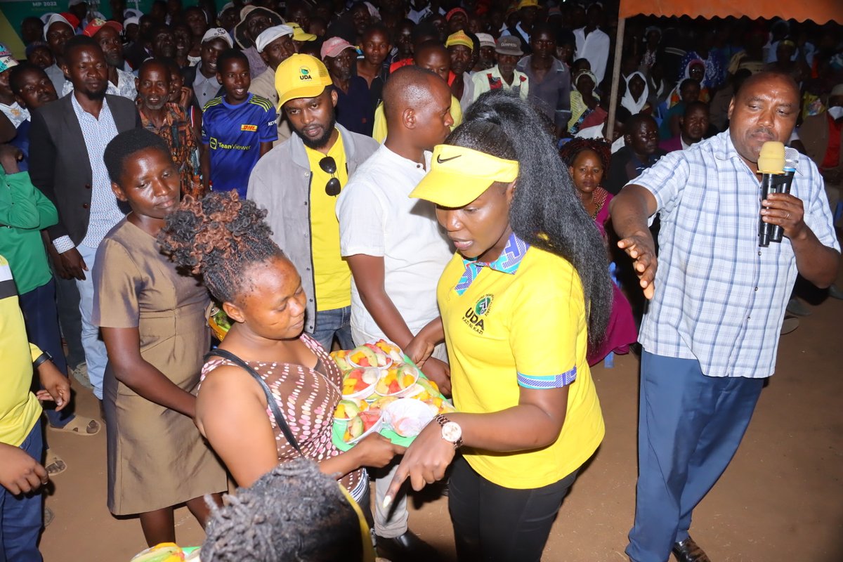 SheilaSifuma's tweet photo. After very engaging discussions on #WhyBottomUp and it's benefits to the economy, we had a #MamaMbogaMoment with the people of Kibwezi - Makueni county.
@OleItumbi @WilliamsRuto @zacbabel
#10Million4Ruto #BottomUpMuranga #chiefexecutivevolunteer #kazinikazi https://t.co/Da2GmANsJe