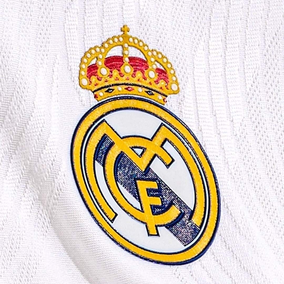 No hay nadie ni nada más grande que el escudo del Real Madrid.