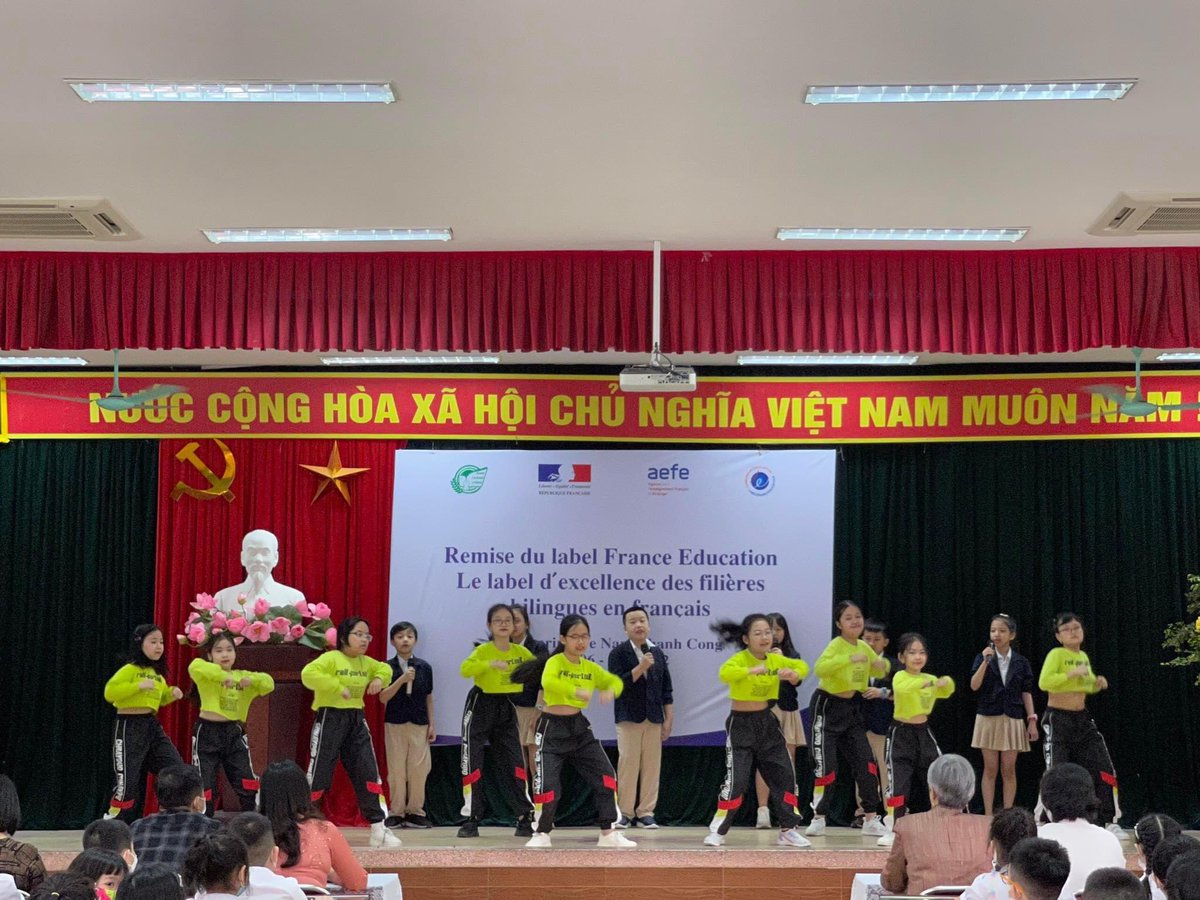 FranceAuVietnam's tweet photo. #LabelFrancEducation | 🧑‍🏫 L’école Nam Thanh Cong (Hanoi) a reçu le label FrancEducation attribué aux meilleures écoles bilingues en français par @aefeinfo. 400 élèves y apprennent le français ! 
👏 Merci à la directrice, Mme Pham Kim Anh et aux professeurs pour leur travail. https://t.co/hmlhXlAw5f