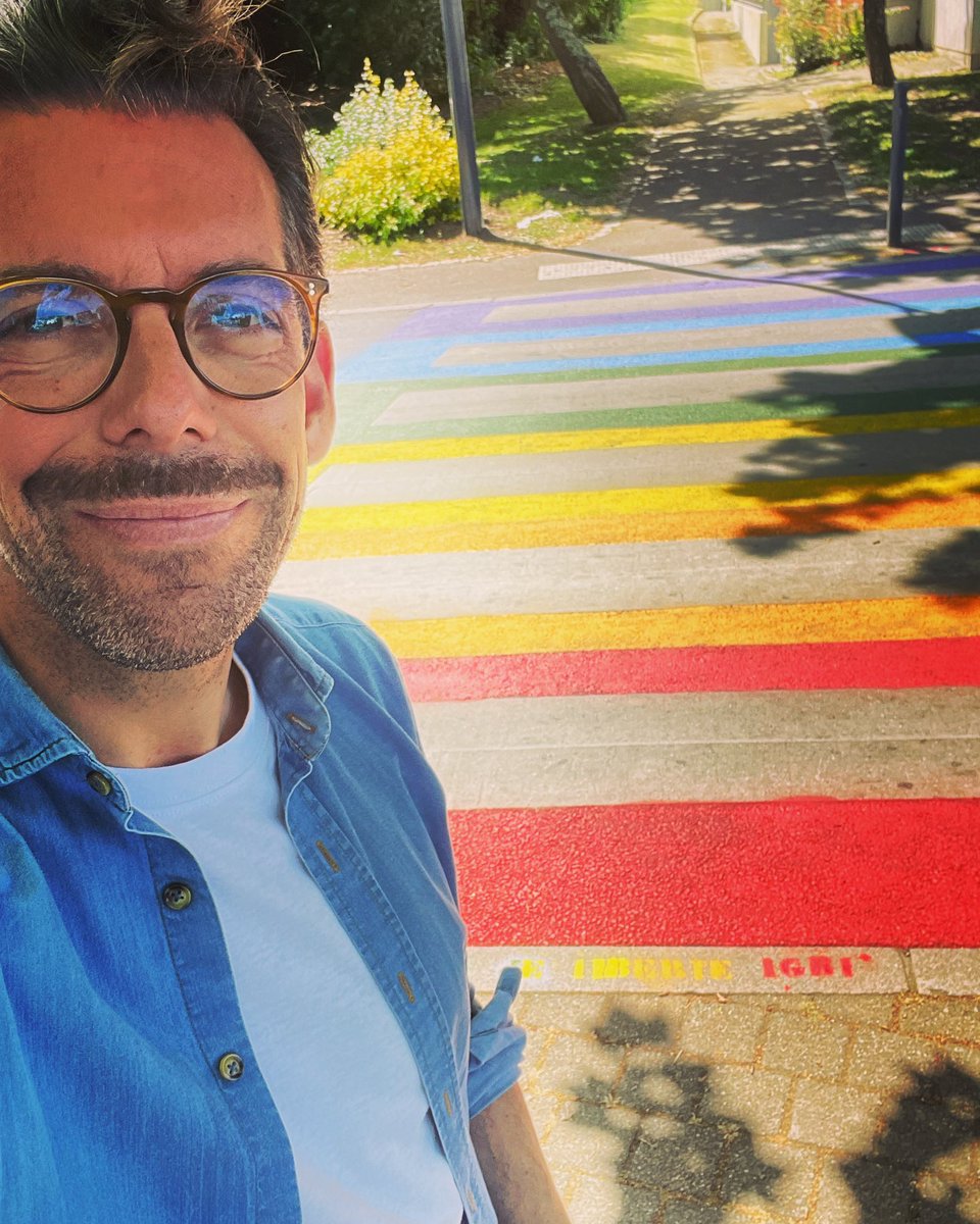 La @villeploemeur a inauguré ce midi avec les élus du conseil municipal des jeunes son premier passage à niveau aux couleurs de l’arc-en-ciel 🌈 Une ville humaniste, tolérante et solidaire qui s’engage. Nos différences sont une richesse #LGBT