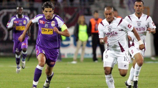 Liga1Romania's tweet photo. FIFA i-a anunțat pe cei de la Rapid că trebuie să-i plătească lui Julio Cesar (17 meciuri în 2008/09) datorii de 600 de mii de euro. Conducerea clubului a anunțat că ei nu au legătură cu acționariatul de atunci. Deși clubul are palmaresul, sigla și numele. https://t.co/Jp38j1TFDg