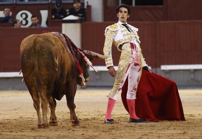BaityBait's tweet photo. Hombre disfrazado ridículamente mata a animal a sangre fría probablemente a causa de los videojuegos https://t.co/8aA2m7bdPM