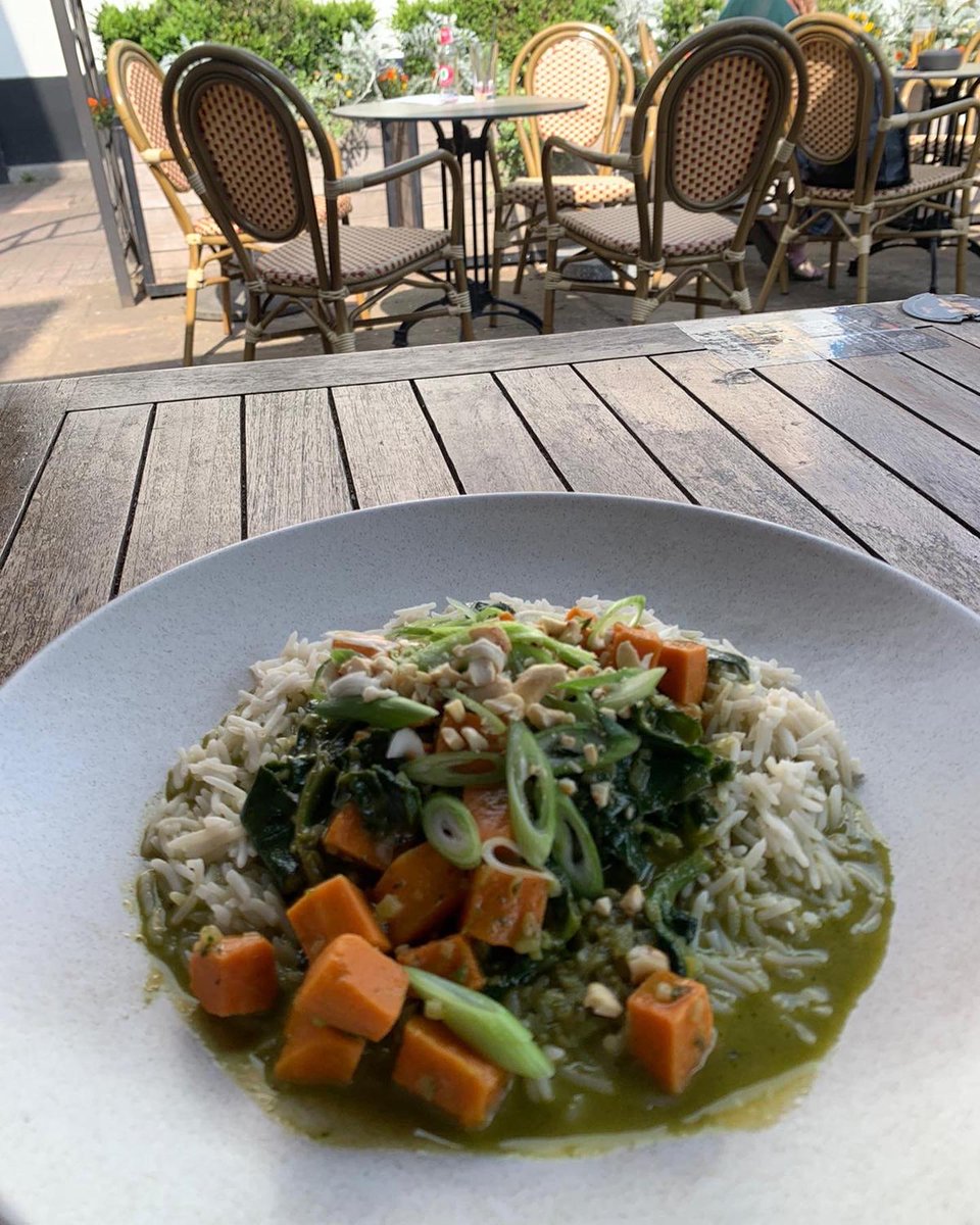 WhiteHart_Hotel's tweet photo. Thai green curry. Healthy, fresh, delicious and good for the environment… that is what vegetarian food is all about.🥗🥙🥑 #vegetarian #kingstonuponthames #fullers #healtyfood #yummy https://t.co/hxuqDBFtaK