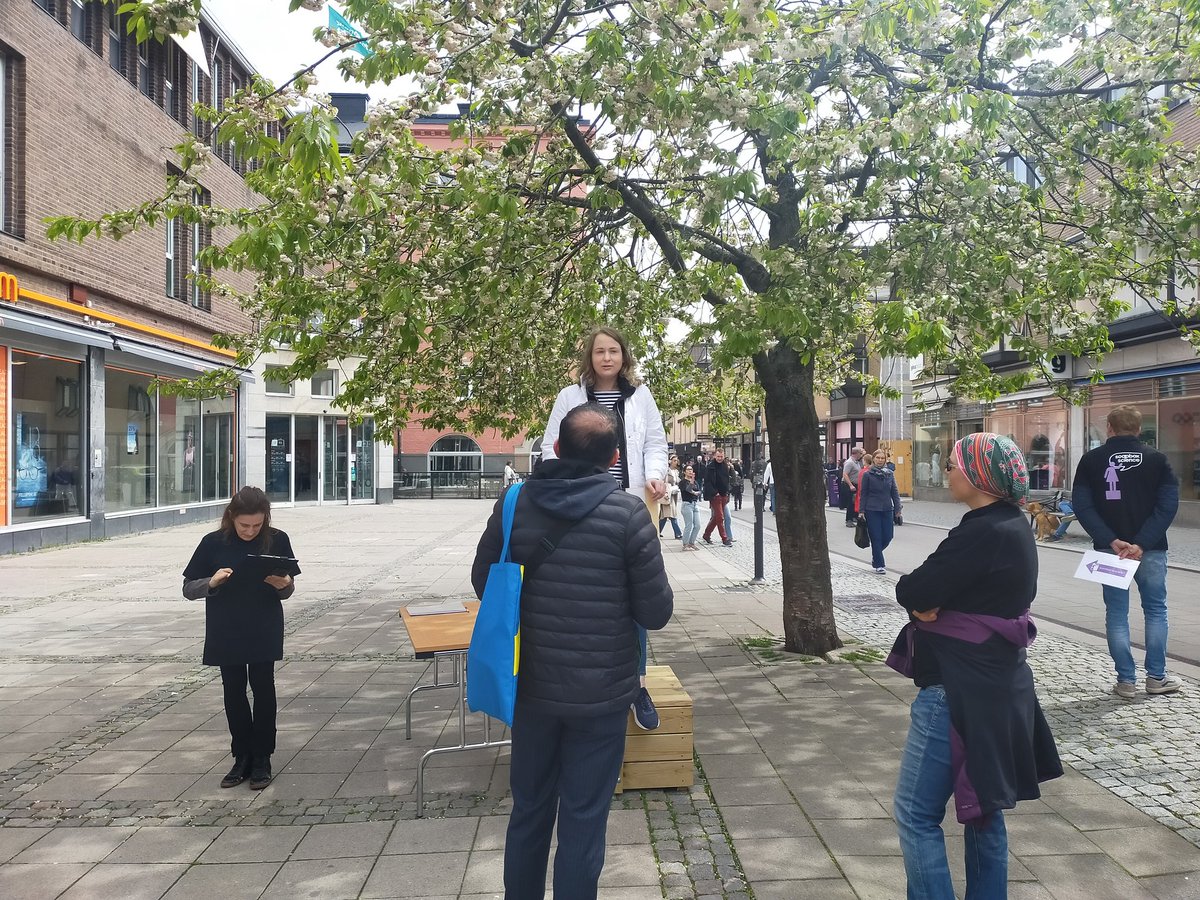 UppsalaSoapbox's tweet photo. Finally a bit of sun 😎! Our first 4 amazing @SoapboxScience speakers are doing great!! Come and join us.....there is more fun science coming!! https://t.co/Vre0w9zMl8