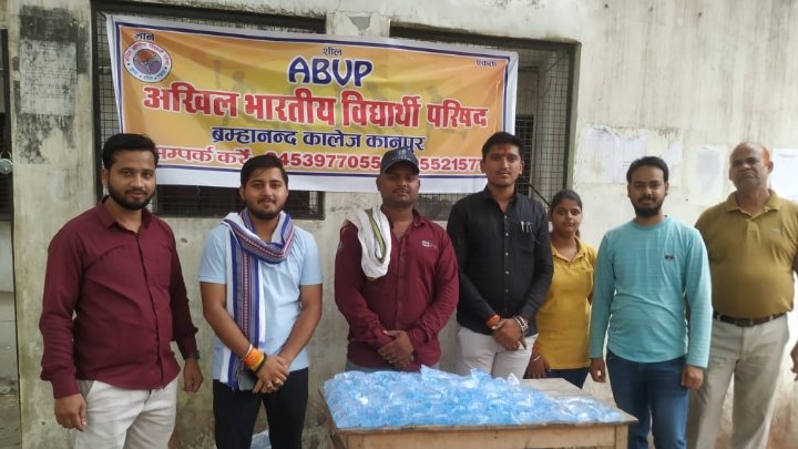 Krishna53837070's tweet photo. #ABVPkanpur
#students_For_Seva
#ABVPForSociety
कानपुर पूर्व की बीएनडी कालेज इकाई द्वारा परीक्षार्थियों के लिए शीतल पेय जल की व्यवस्था की गई  
 अपना धर्म निभाएं,
एक कदम मानवता की ओर बढ़ाएं! @ABVPVoice @ABVPToday https://t.co/VY90aV5pJF