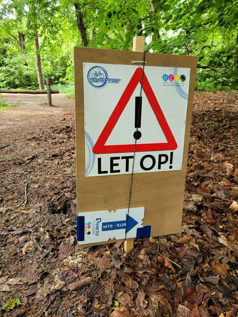 Er wordt hard gewerkt aan de voorbereiding op morgen......Alle tochten zijn gepeild mensen.