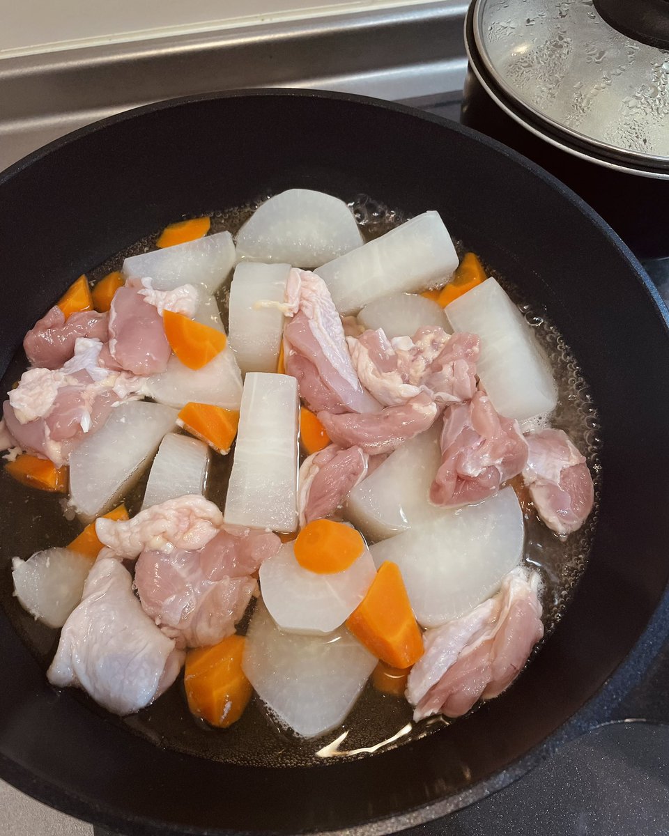 ひさしぶりのごはん投稿🐟
鮭の混ぜご飯が大好きでよく作る♡
酢飯に焼いた鮭と家にある薬味とか胡麻とかを入れてる🍚
#夜ごはん #おうちごはん #料理記録