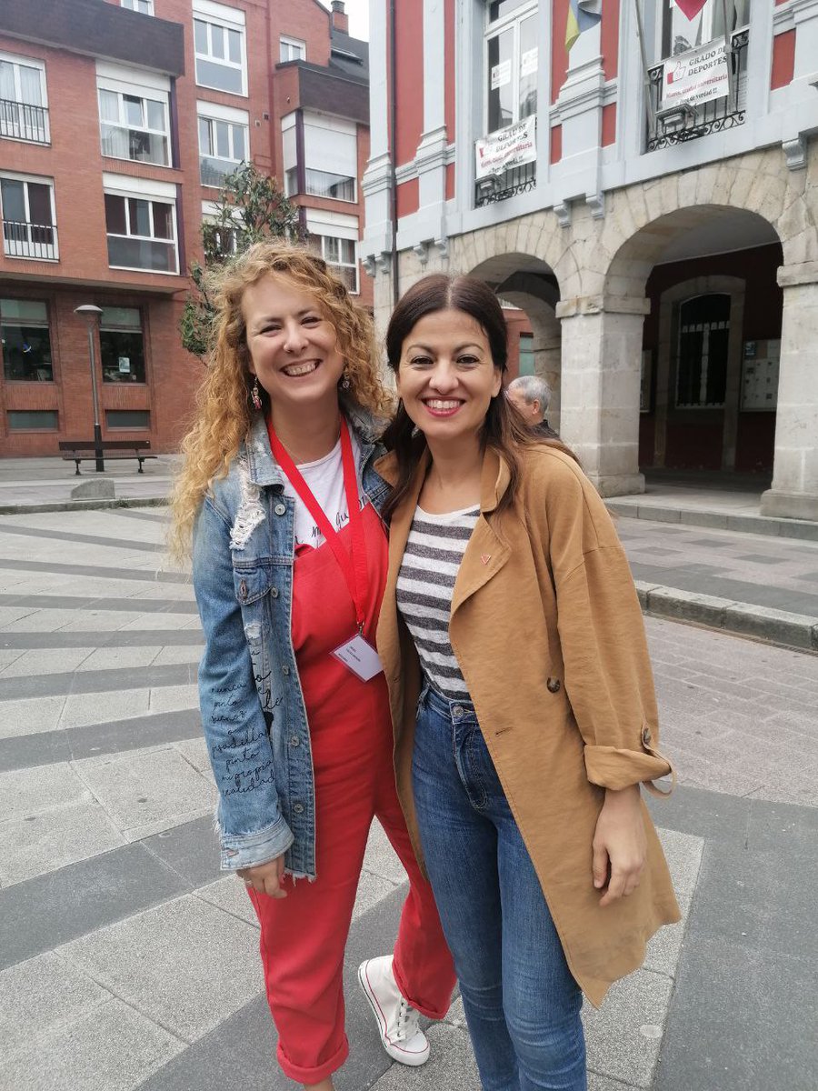 EUIB's tweet photo. 📷 Algunes imatges de l'Escola de Formació d'@IzquierdaUnida, a #Mieres (20-22 de maig '22)

Foto grupal, i fotos dels companys de les #IllesBalears i #IllesPitiüses, @IsabelVallesG i @DAlvarezCayuela, amb dos dels ponents de la jornada, @agarzon i @sirarego 🔻 https://t.co/GN6MkrWu6H