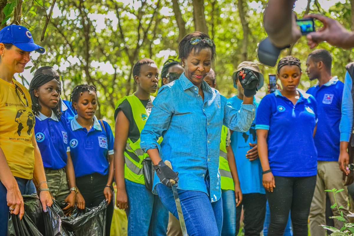 PudenceR's tweet photo. Un grand merci à @LMushikiwabo d'avoir associé la jeunesse de Kigali au lancement du Mouvement #UmugandaFrancophone. Votre contribution pour l'entretien de la Forêt Urbaine de Kimicanga est appréciée. https://t.co/38ehAR5dmr