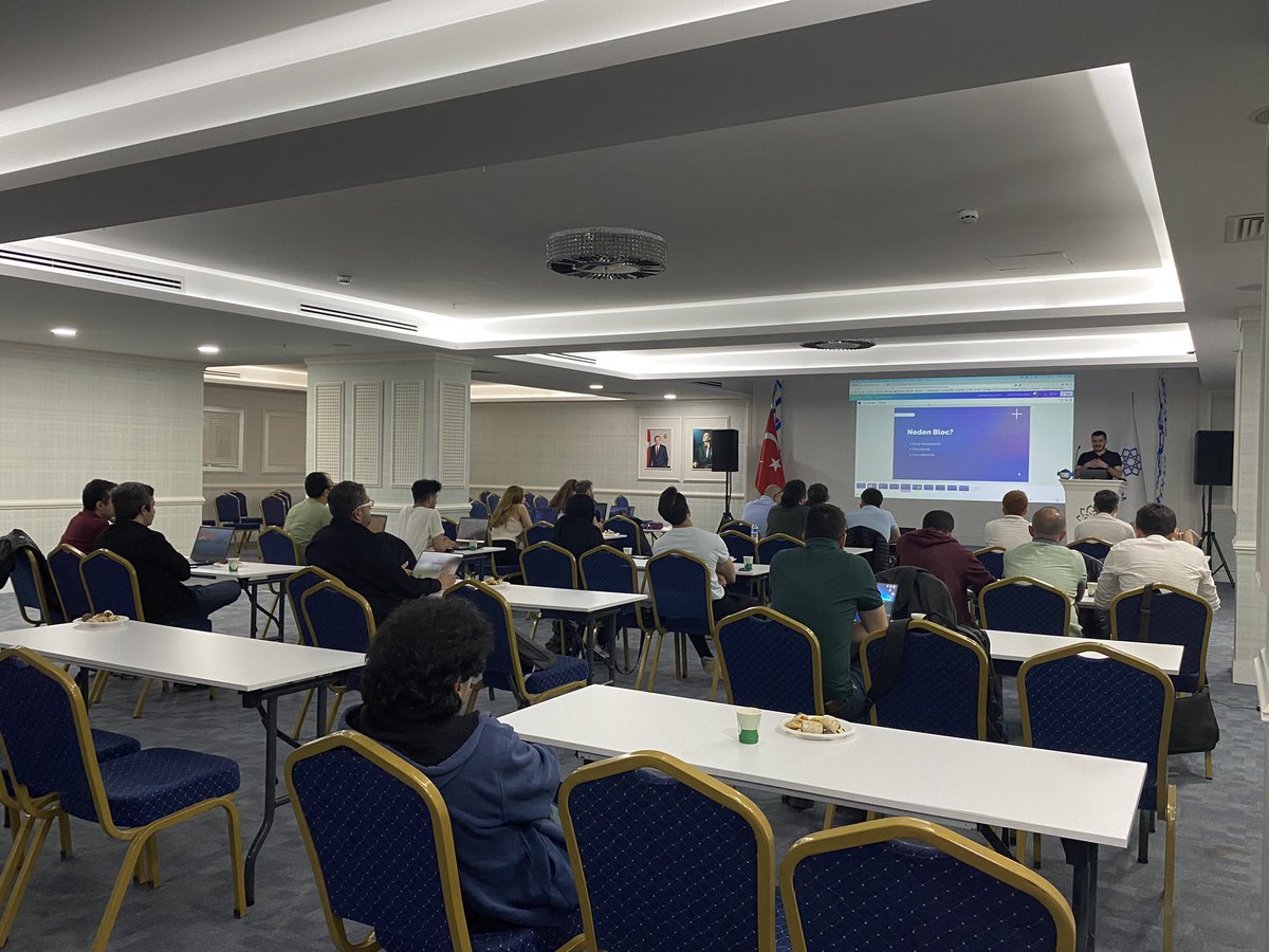 kadriyemct's tweet image. Flutter Türkiye - Ankara Workshop başladı, heyecanla devam ediyor, kod yazarak öğreniyoruz 🔥💙

@Flutter_Turkiye #flutter #flutterturkiye #flutterworkshop