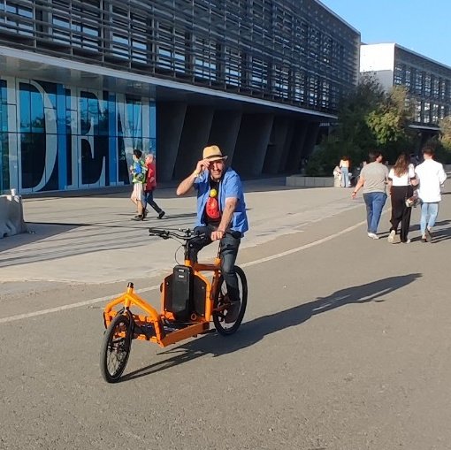jaimenovo's tweet photo. 🚲
En el mundo existen dos tipos de personas: los que han probado está bici y los que no.

Esta Bullit (con el espectacular motor de @MoovDrives ) es de Dani @TxitaDNT ...

... y el que quiera entender, que entienda.
En #ciclosferia, claro.
👇 https://t.co/kYz0qGeoe6