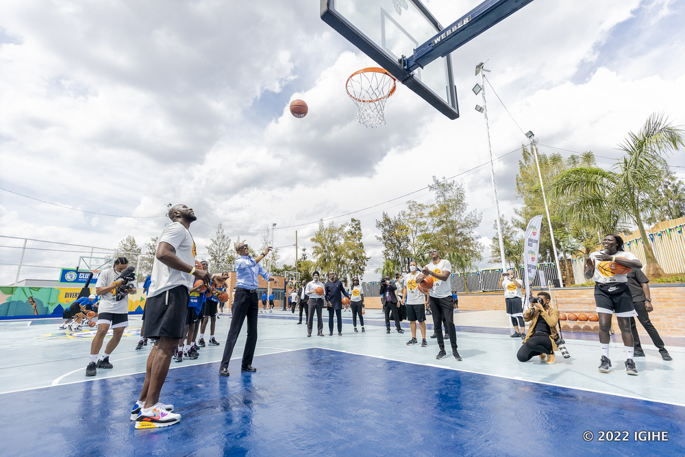IGIHE's tweet photo. AMAFOTO: Perezida Kagame yitabiriye umuhango wo gutaha ikibuga cyavuguruwe cya Basketball cyo kuri Club Rafiki i Nyamirambo mu Mujyi wa Kigali.

📸 @IgirubuntuDarcy https://t.co/AVnVOAcwaY