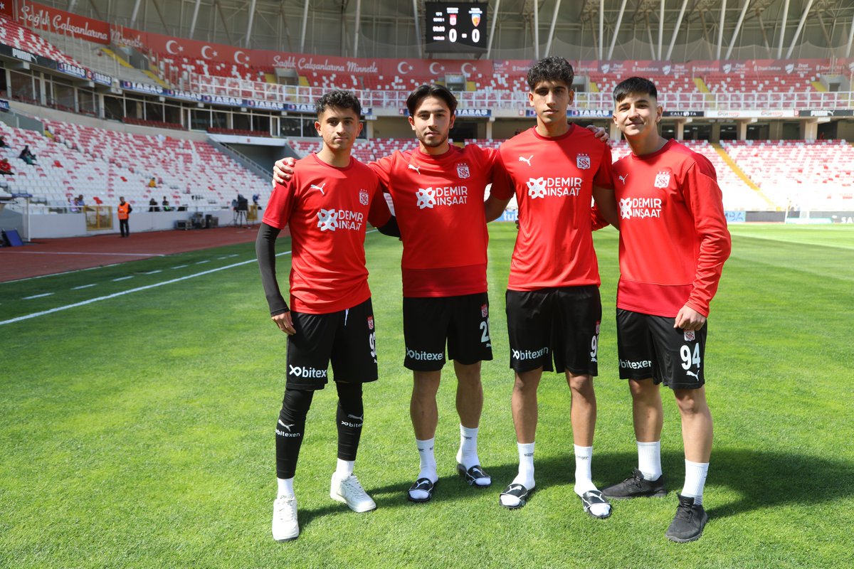 Geleceğin Yiğidoları bugün oynayacak Demir Grup Sivasspor - Yukatel Kayserispor maçının kadrosunda.

✅ Halit Çakyaşar
✅Emirhan Tak
✅Mehmet Albayrak
✅Kaan Onaran 

#SivassporFutbolAkademi