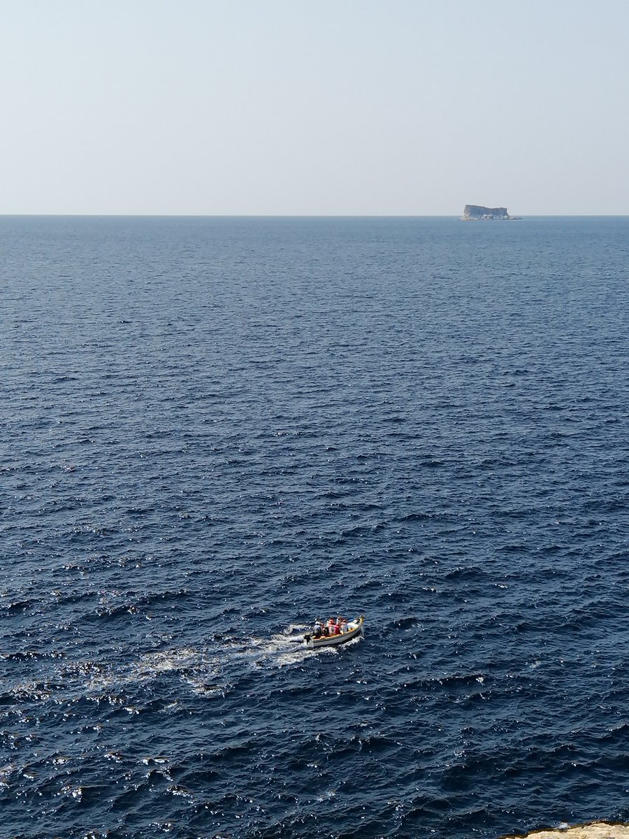skymanuelima's tweet photo. Filfla é uma pequena, estéril e desabitada ilhota a 5 km de Malta, e a + meridional das Ilhas Maltesas, o arquipélago de Malta. Pertence à cidade de Żurrieq. O nome é derivado do filfel, do árabe para 1 pimenta-preta. #Filfla foi declarada santuário de aves em 1980. #Ilha #Malta https://t.co/dVN4pvvCs4