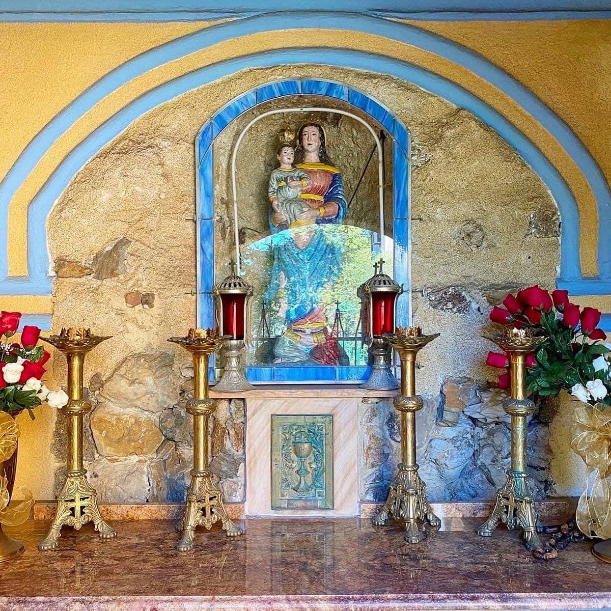 TonyAtTheTable's tweet photo. Shrine of Madonna della Fontana on the grounds of Our Lady of Mount Carmel Roman Catholic Church in #DownNeck, #NewarkNJ. Italian immigrants from #Spilinga (Provincia di #ViboValentia) in #Calabria brought their devotion to her with them to their new home in Newark’s #Ironbound. https://t.co/1zUW6bq8PF