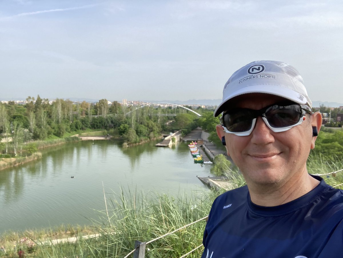 miguelgiron1975's tweet photo. Salida de las buenas hoy con lis @Runners_Norte parada para abrazar a @corredorfran @JulitoBelMin a @carmenamaroreye y a su hermana que me debe odiar por confundirlas 🙏🏻 y a @Juanestado …. Y visita al “mondongo” del Parque de Cabecera. #SomosNorte #RunnersTwitteros #CorrerMola https://t.co/9yzpT7mOTj