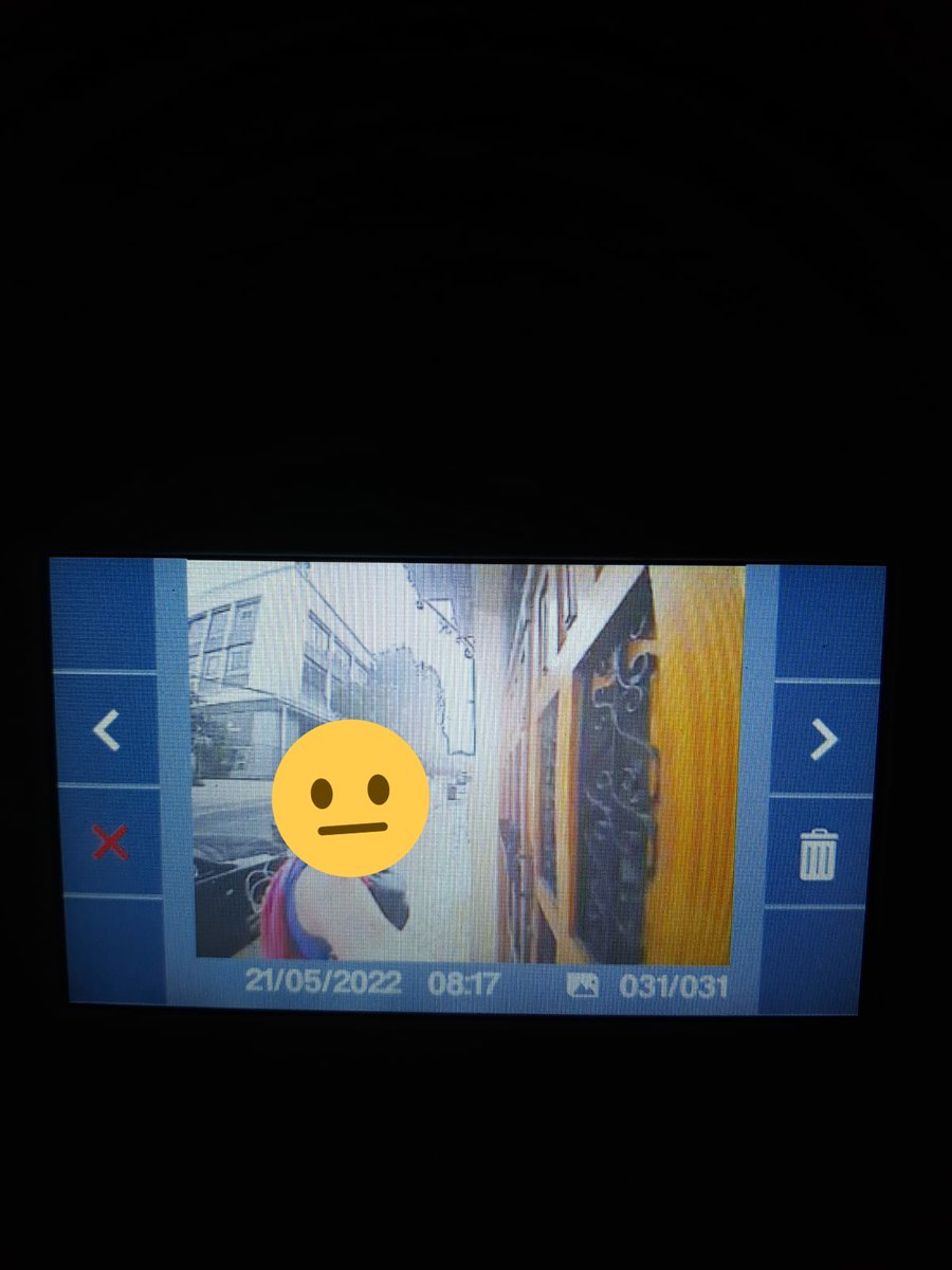 magokk96's tweet photo. Mi hermano tiene una vecina que no para de acosarle desde que empezó la pandemia. Le golpea la pared porque según ella "da fiestas" cuando mi hermano es lo más anti fiestas que hay y no para de insultarle. Esta semana también está llamando al telefonillo y justo después se va. https://t.co/x7mia1k3Zh