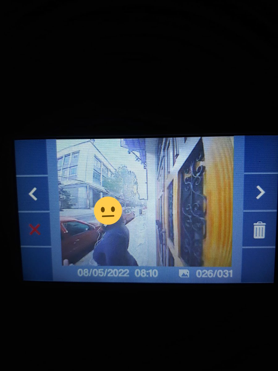 magokk96's tweet photo. Mi hermano tiene una vecina que no para de acosarle desde que empezó la pandemia. Le golpea la pared porque según ella "da fiestas" cuando mi hermano es lo más anti fiestas que hay y no para de insultarle. Esta semana también está llamando al telefonillo y justo después se va. https://t.co/x7mia1k3Zh