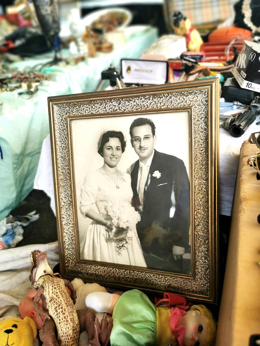 EncantsBCN's tweet photo. Troballa a la #subhasta que esperona preguntes 🤔 sobre aquell amor 💑, vida en comú, la contingència i la trascendència... #EncantsExplorers, deixeu les vostres ? aquí 👇 sobre aquest matrimoni 👰🤵, que us llegim!
#EncantsBarcelona #diademercat #fotovintage https://t.co/R0DELCi1eF