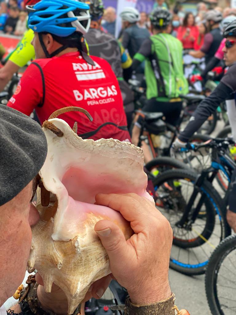 Pablo_Zuloaga's tweet photo. 🤩 Cerca de 4.000 deportistas en la primera cita del #Soplao2022

Vibramos en #CabezónDeLaSal y toda #Cantabria con la emoción de volver a dar la salida de #BTT del #InfiernoCántabro 🚵🏻‍♀️ https://t.co/jZ06IBGNLn
