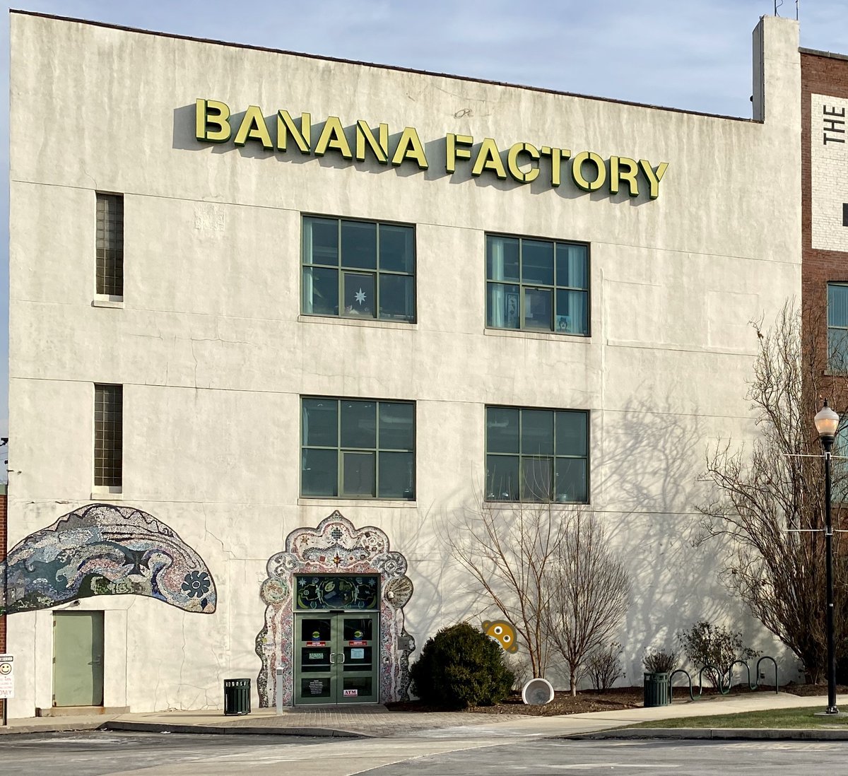 puttinginwords's tweet photo. @hippoart_zoo We've already received several tips that Fred was spotted lurking around the old banana factory. Confirmed by parking lot surveillance, taken just yesterday..
#whereisfred https://t.co/E2mAIbvrnC