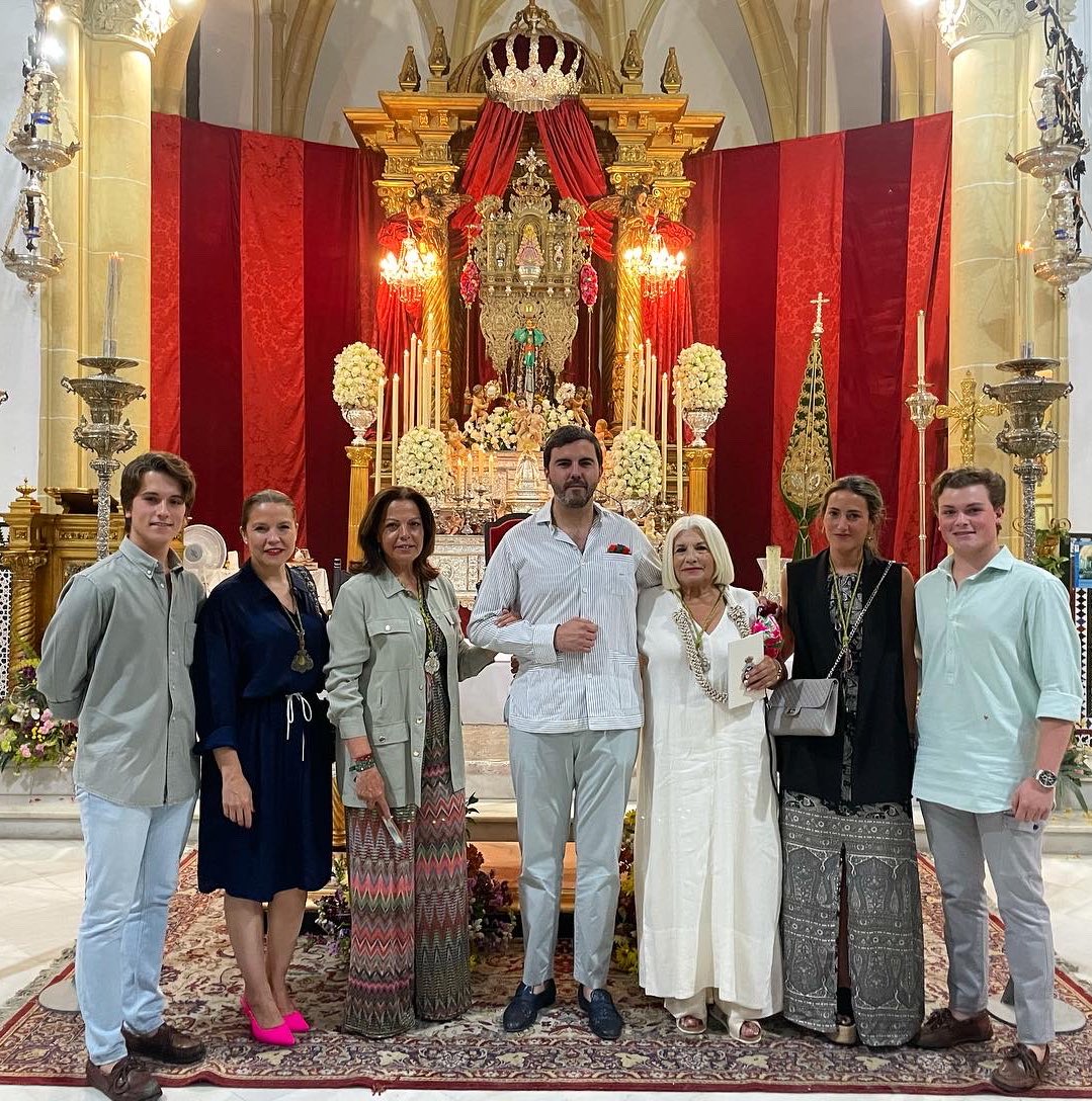 La familia es lo primero y siempre está a mi lado. Toda la vida. #juradereglas #hermanos #familia #rocio #macarena #visperas #pentecostes #lafiestadelavida