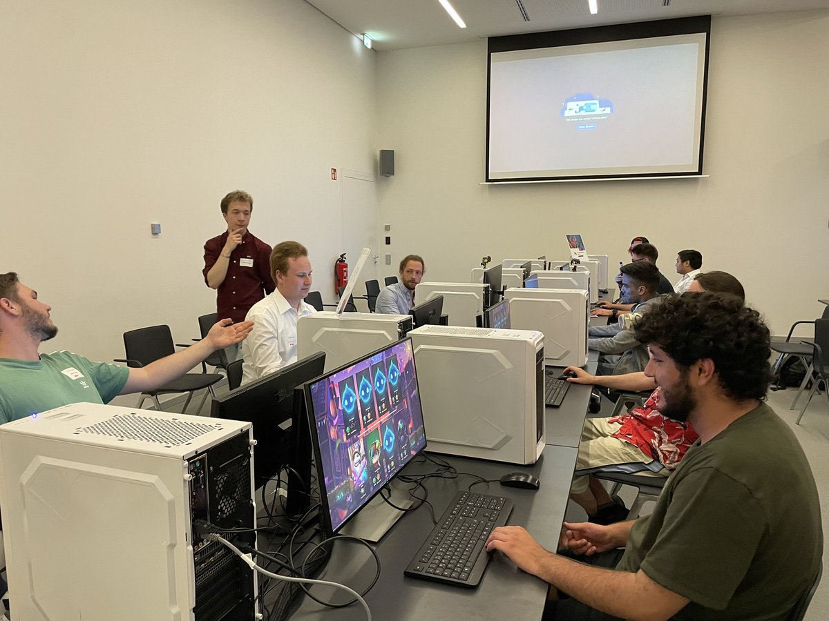 SchnowflakeFPS's tweet photo. Had an absolute blast yesterday at #ITLounge in Plauen introducing tons of students and companies to #Esports and it’s many positive sides! Love events like these! https://t.co/BvlA5vkGNa