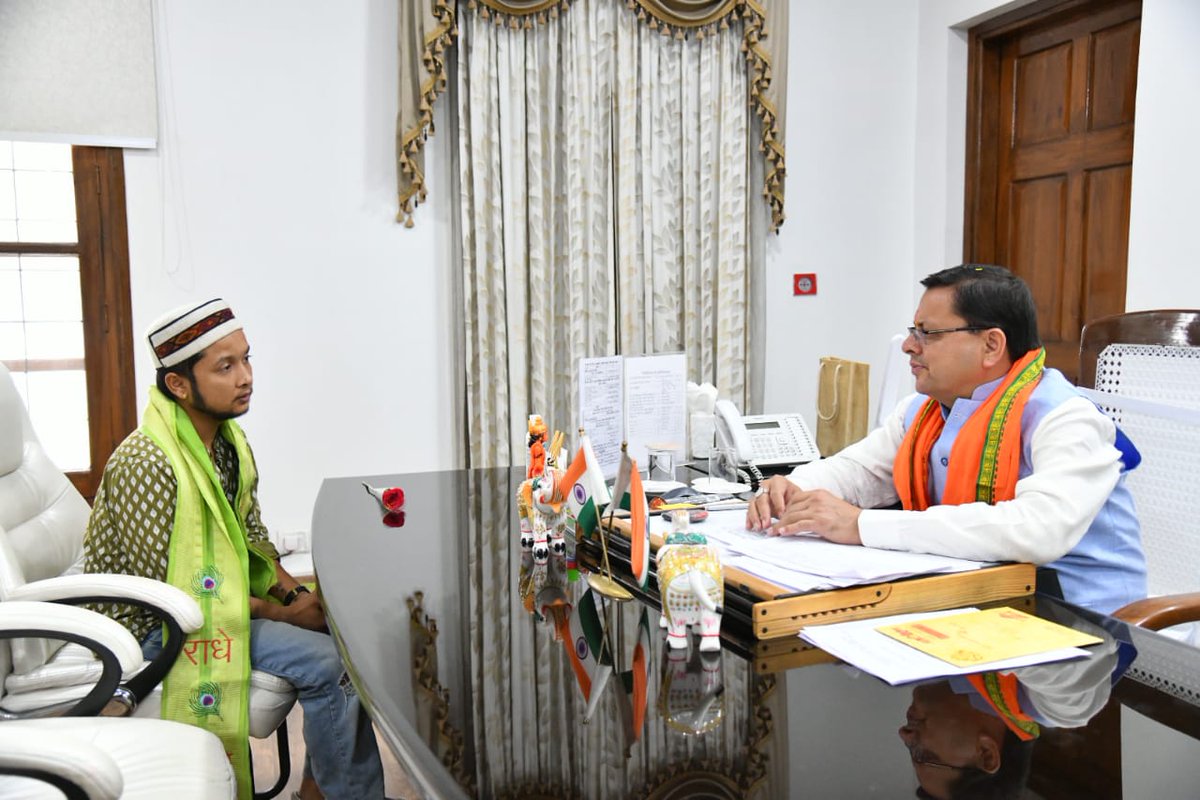 pushkardhami's tweet photo. आज मुख्यमंत्री कार्यालय में चम्पावत के लाल, इंडियन आइडल एवं द वॉइस ऑफ इंडिया के विजेता रहे प्रसिद्ध गायक श्री पवनदीप राजन जी ने भेंट की। मैंने उन्हें आगामी 31 मई को होने वाले उपचुनाव के दृष्टिगत चम्पावत में मुझे अपना बहुमूल्य समर्थन देने हेतु आभार प्रकट किया। https://t.co/UwCmo1W8wv