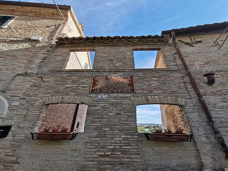 BizzarroBazar's tweet photo. A Corinaldo (AN) c'è una casa finta.
Per colpa del vino. https://t.co/eEdrOBOSsA